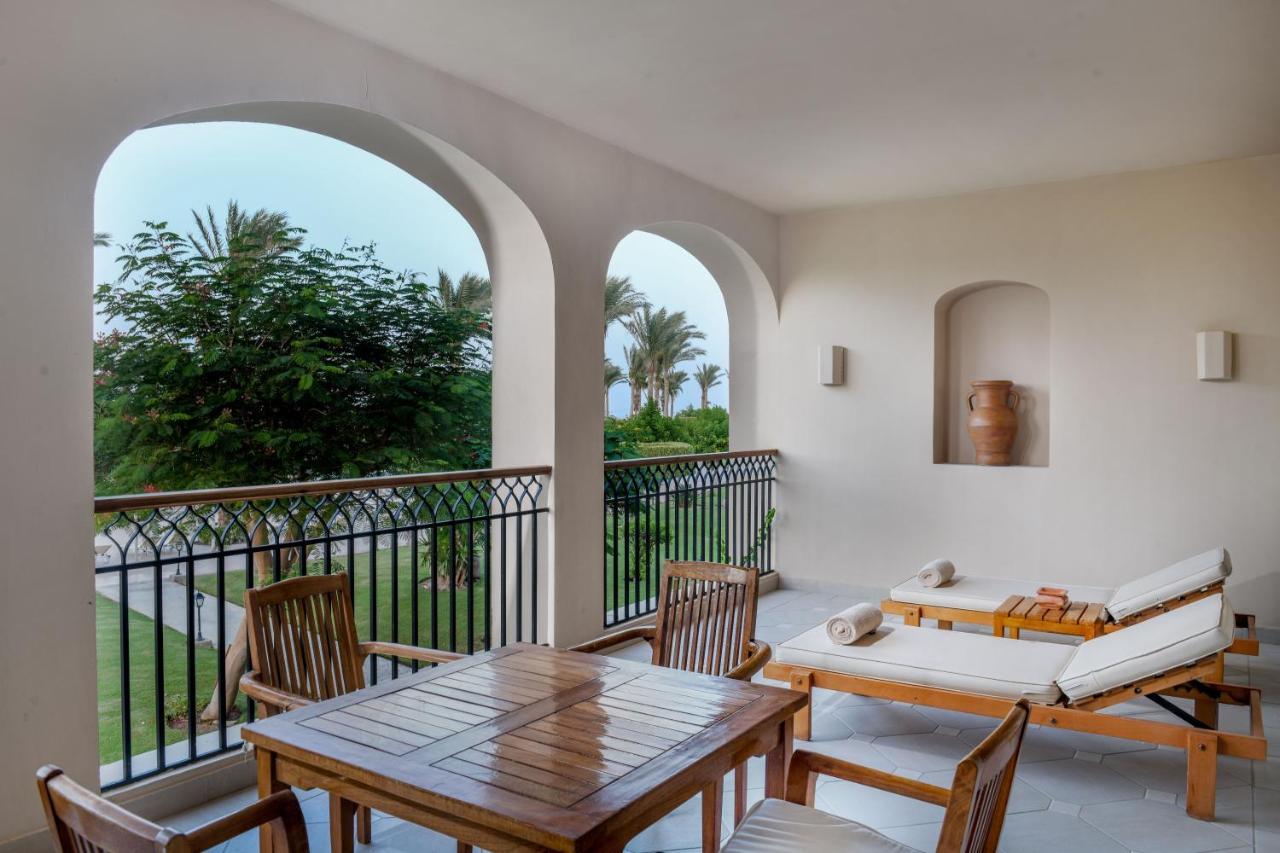منتجع جاز ميرابل شرم الشيخ المظهر الخارجي الصورة A balcony at the Four Seasons Hotel, Sharm El Sheikh
