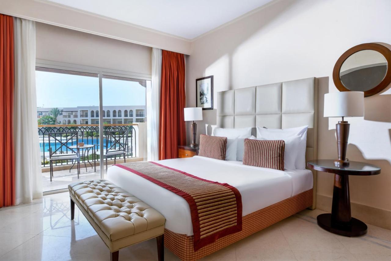 منتجع جاز ميرابل شرم الشيخ المظهر الخارجي الصورة A bedroom at the Hilton Sharm El Sheikh